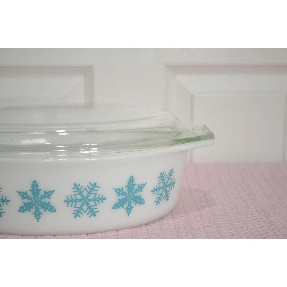 VTG Pyrex Turquoise On White Snowflake Covered Casserole w/ Lid, #045, 2 1/2 Qt